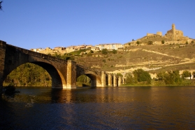 Puente medieval en el Ebro en su paso por San Vicente de la Sonsierra